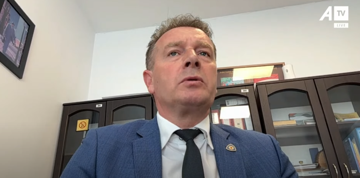 Suhareka merr vendim që për 7 Mars s’lejohet asnjë dhuratë tjetër, përveç lules dhe librit – Drejtori i arsimit tregon arsyen për këtë vendim