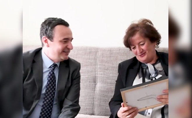 Kurti uron 7 Marsin, viziton familjen e mësueses së tij të parë