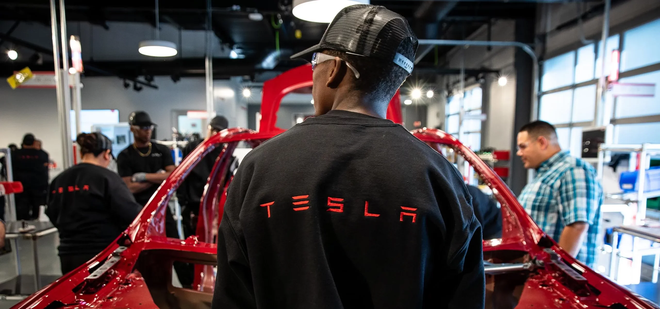 Tesla pushon nga puna më shumë se 10% të fuqisë punëtore