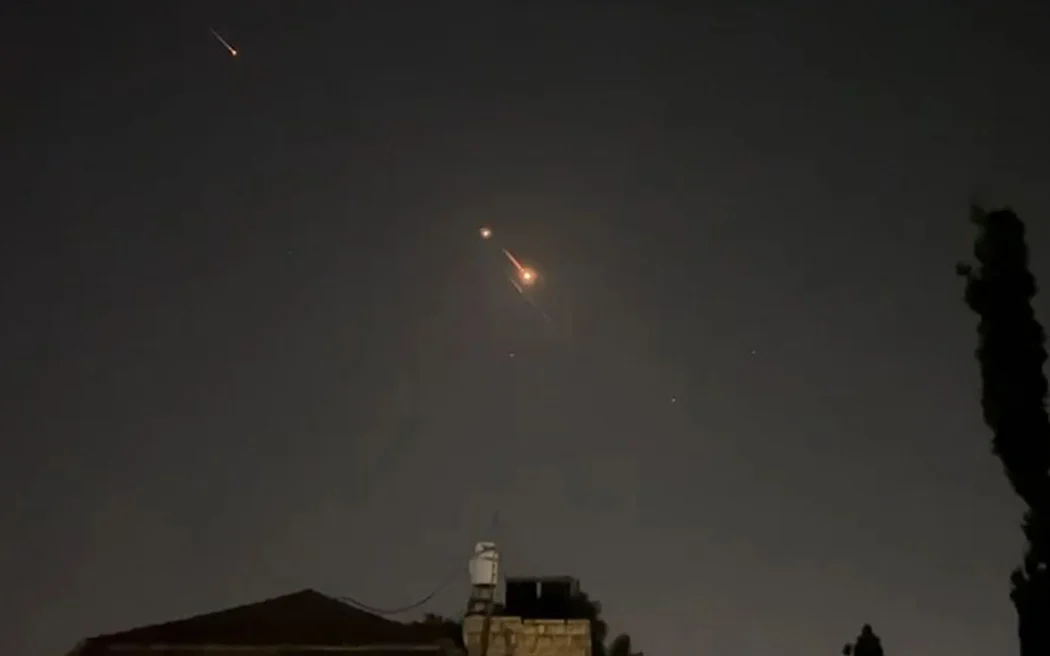 Izraeli thotë se ka shkatërruar shumicën e mbi 300 dronëve e raketave të lansuara nga Irani