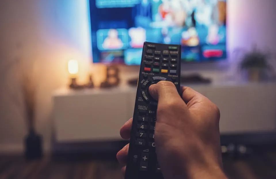 Ky është efekti surprizë që ka televizori te cilësia e gjumit dhe hormonet tuaja