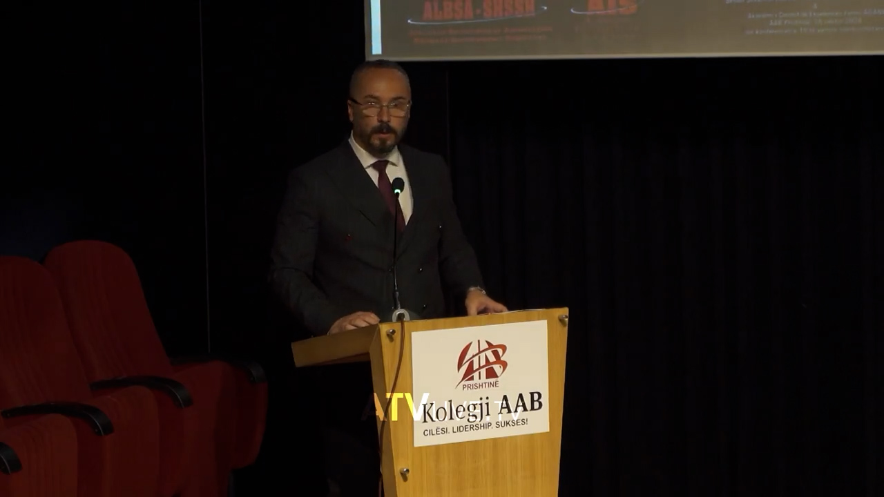 Në teatrin e Kolegjit AAB u mbajt forumi për nder të Fehmi Aganit