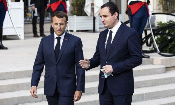 Kurti e njoftoi presidentin Macron për presionin, frikësimin dhe shantazhet e vazhdueshme të Qeverisë së Serbisë ndaj serbëve