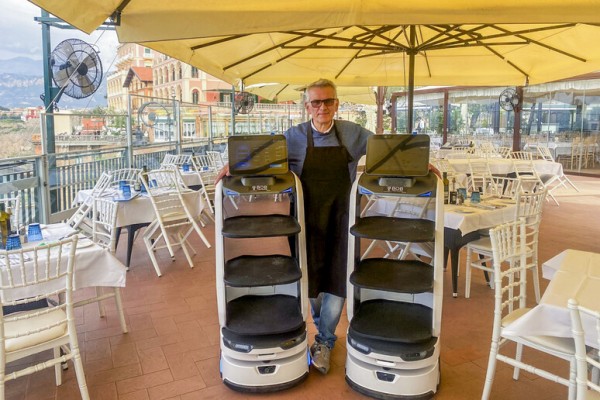 ​Një pronar restoranti ‘punëson’ robotë pasi nuk arrin të marrë staf