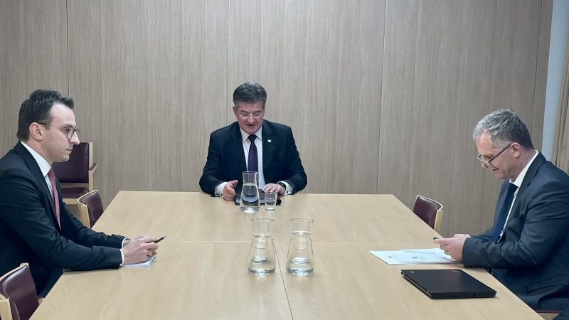 Fillon takimi trepalësh në Bruksel për dinarin