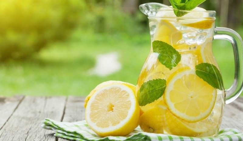 Përfitimet shëndetësore nga uji me limon