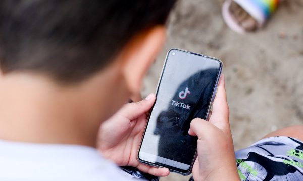 Kuvendit i shkon një kërkesë për mbylljen e TikTok-ut në Kosovë