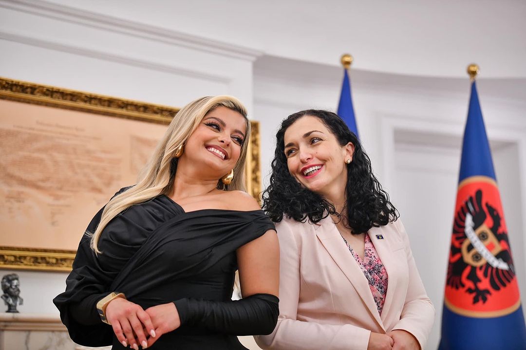 Bebe Rexha e lumtur në Prishtinë, takohet me Presidenten