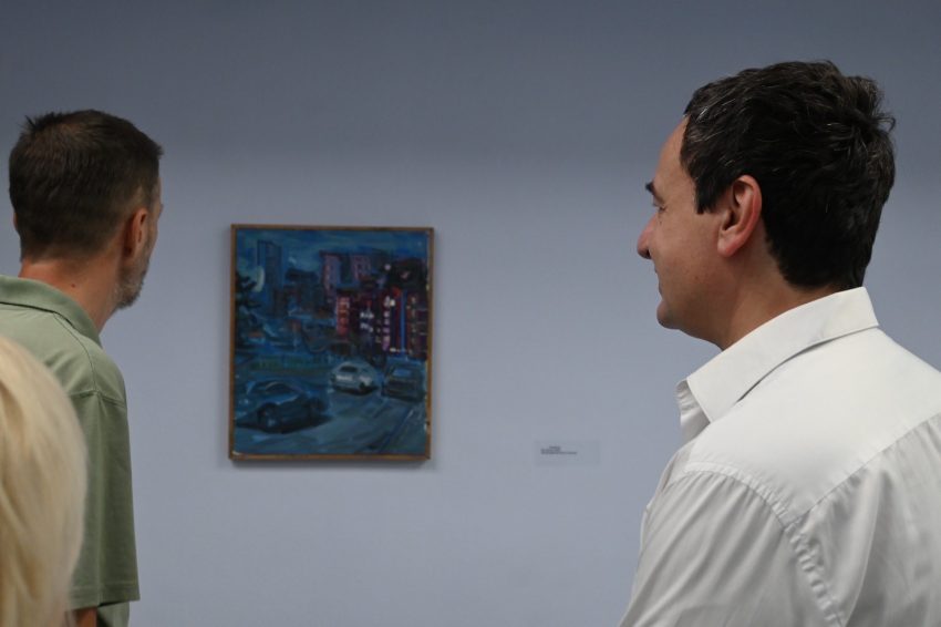 Kurti vizitoi ekspozitën e artistit Rron Qena, “Udhët që më njohin”
