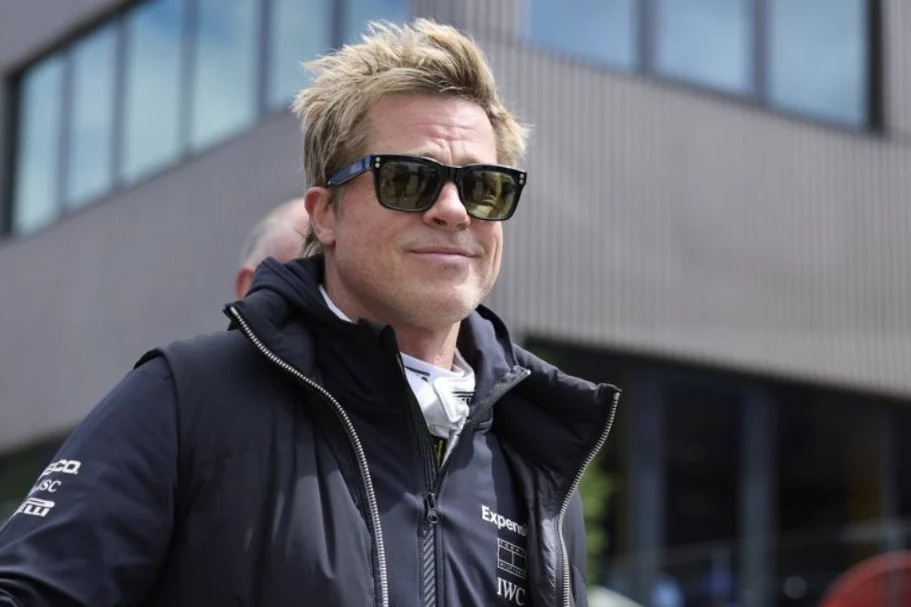 Brad Pitt merr vëmendjen në një paraqitje të përditshme, duket shumë vital dhe rinor