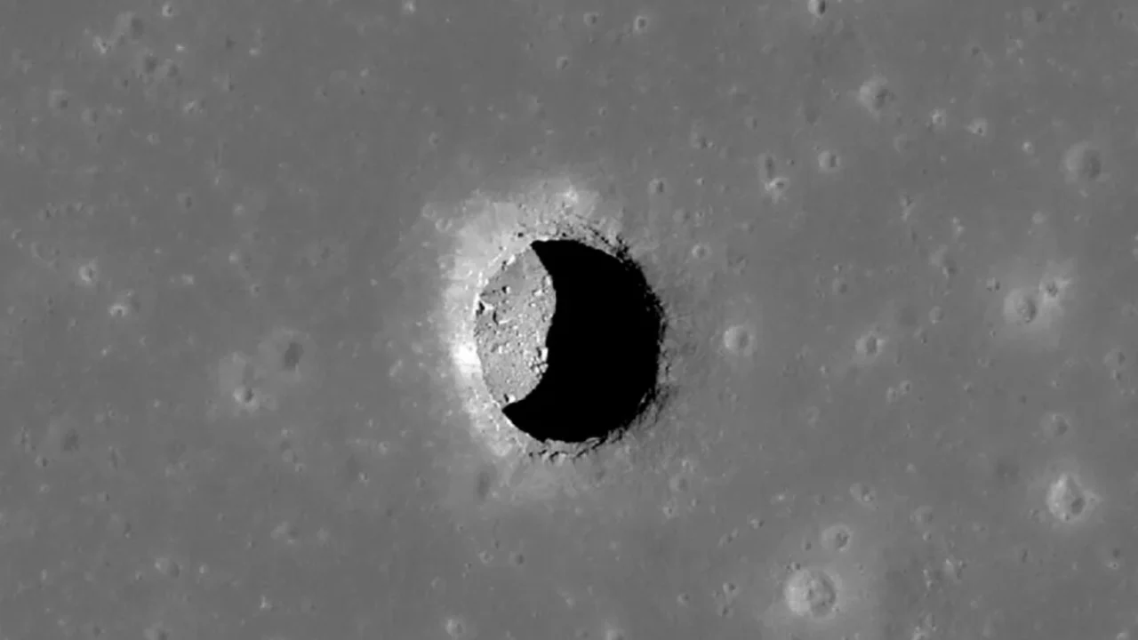U zbulua shpella e parë në Hënë, shkencëtarët: Mund të ndihmojë në strehimin e astronautëve nga temperaturat ekstreme