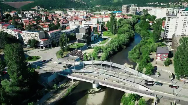 Shpërthim në Mitrovicë të Jugut, dëmtohen dy makina