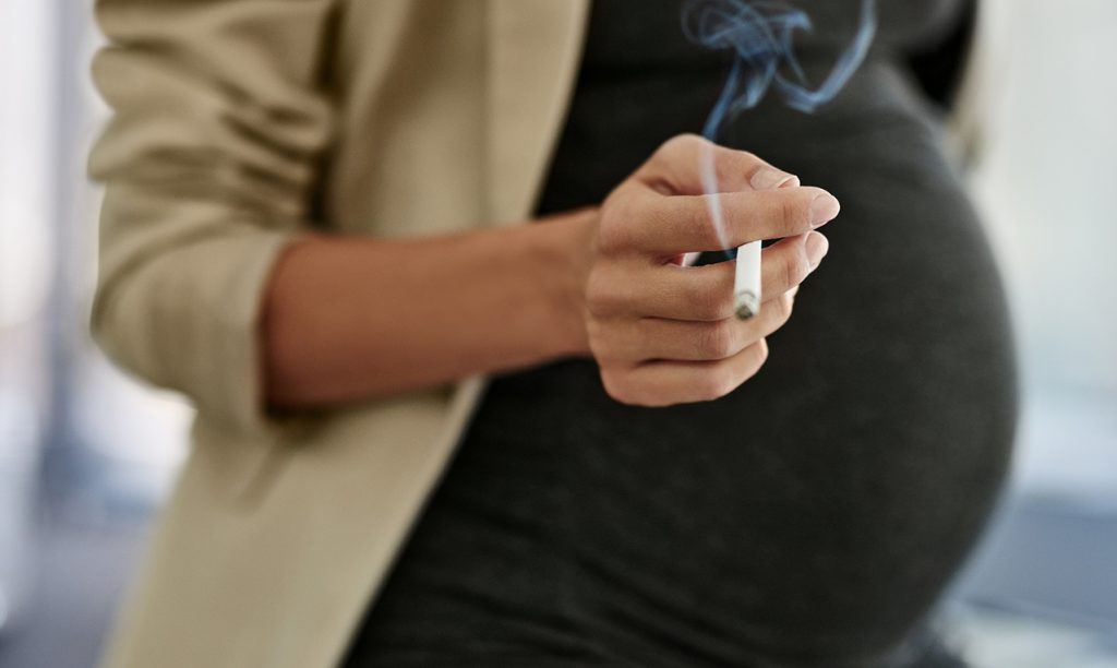 E dimë se është gjë e keqe, por si saktësisht ndikon duhani gjatë shtatzënisë te bebja?