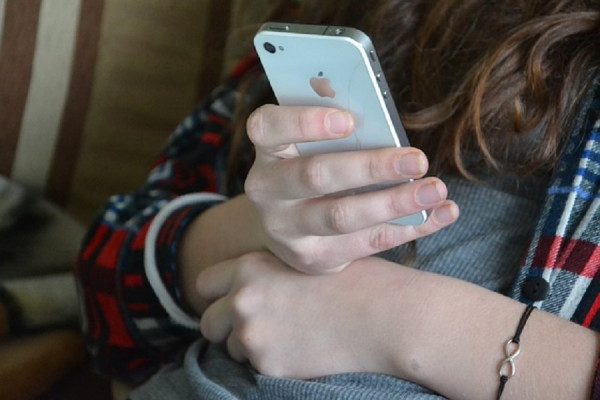 Telefonat e mençur të fëmijëve tuaj nuk po i bëjnë ata më të zgjuar