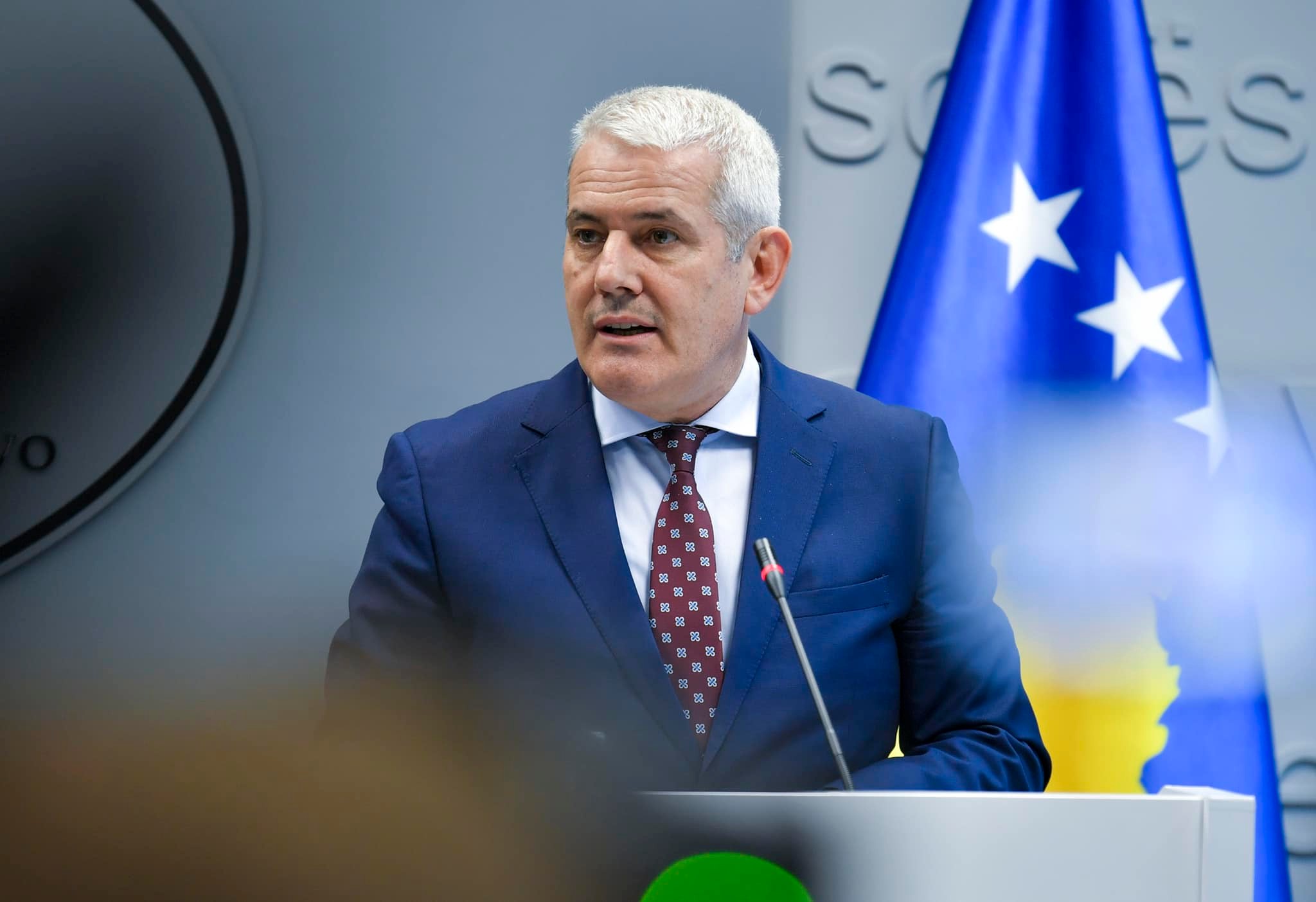 Xhelal Sveçla dënohet me burgim me kusht për hedhjen e gazit lotsjellës në Kuvend