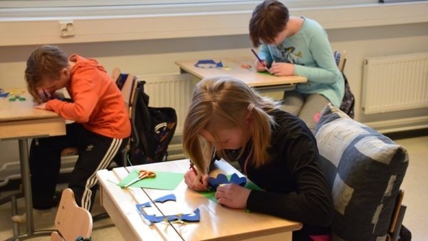 Shkollat në Finlandë rikthejnë librat dhe fletorët në klasë, shqetësim teknologjia