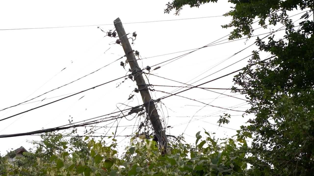 Rrëzohet shtylla elektrike në Lagjën e trimave, disa shtëpi pa rrymë