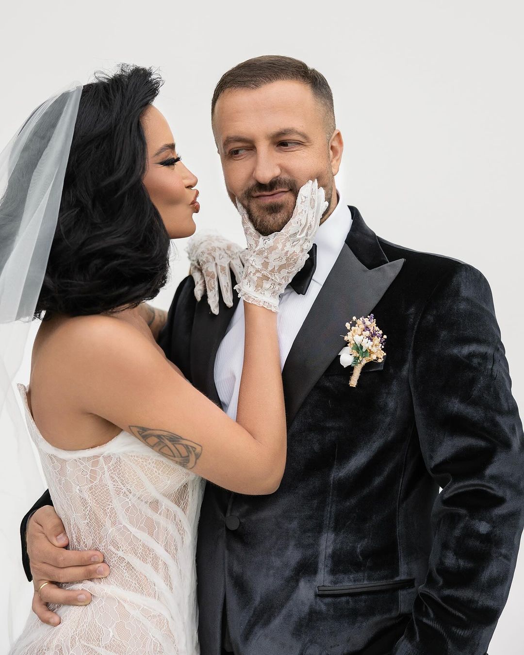 Dafina Zeqiri dhe Kreshnik Gjergji publikojnë fotosesionin e martesës