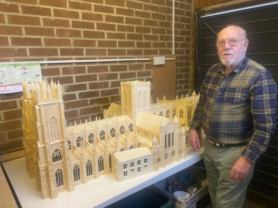 Burri ndërton modelin e katedrales duke përdorur 80,000 shkrepëse