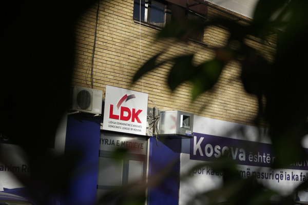 PZAP-ja dënon LDK-në me 9 mijë e 500 euro pasi vendosën postera në hapësira publike