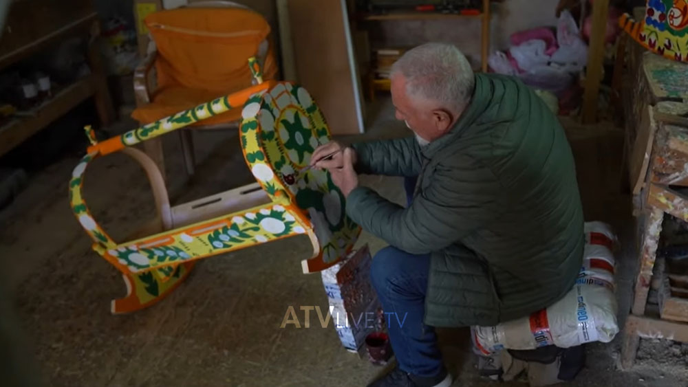 Afrim Gala: Mjeshtër i djepave për dëmijë nga Gjakova, artizan i traditës dhe pasionit