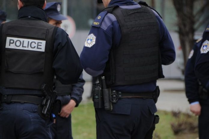 Dy mitraloza, AK47, granata dore, pushkë e fishekë – Policia gjen arsenal armësh në Pejë