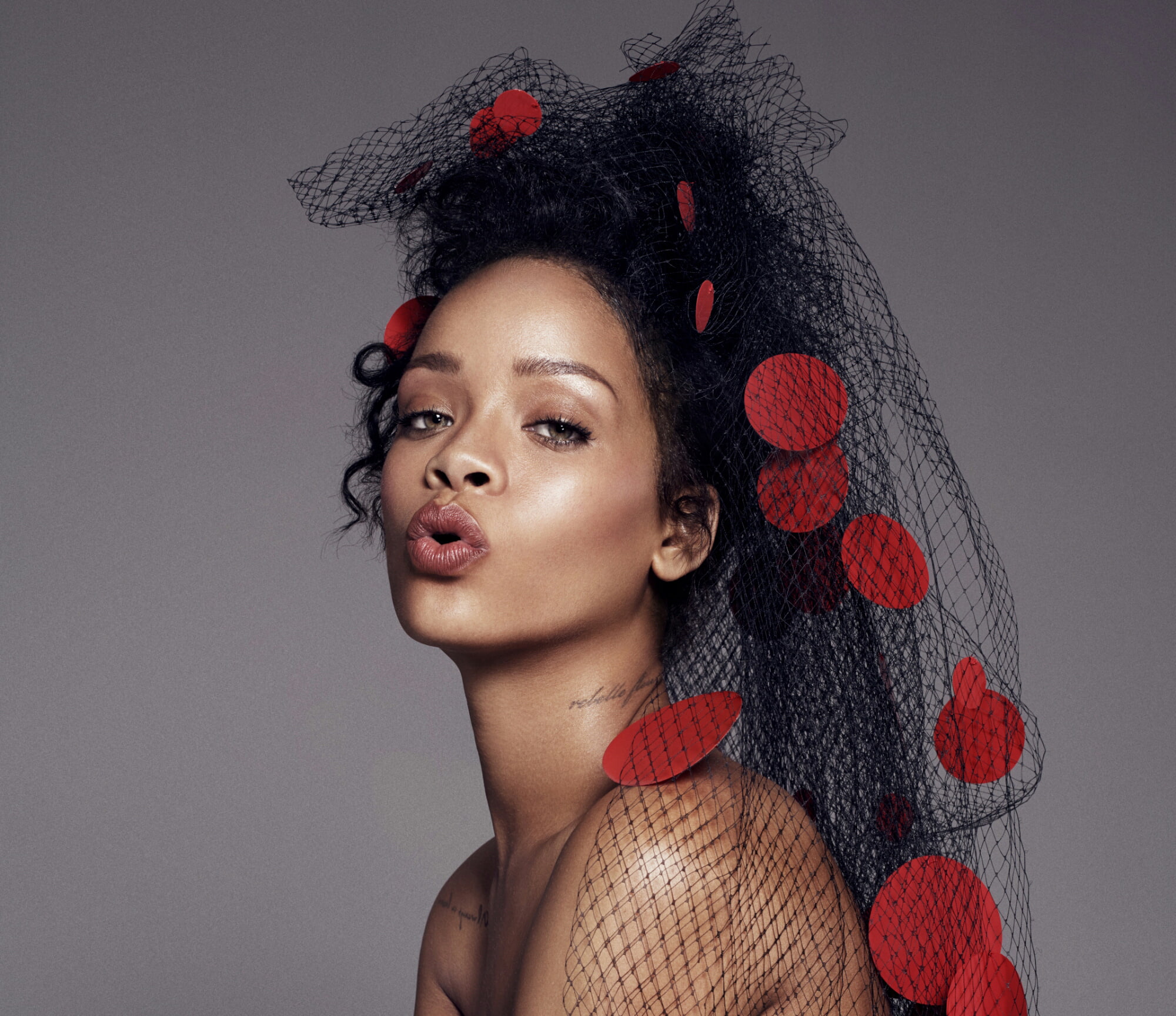 Rihanna anulon koncertet në Londër