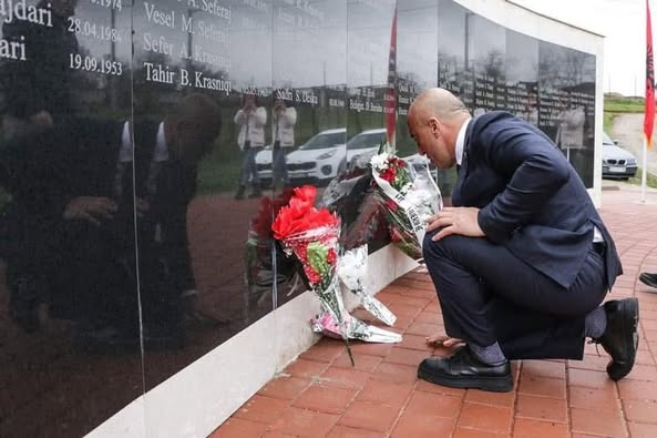 Haradinaj përkujton masakrën e Kralanit dhe dëshmorët e 3 prillit 1999: Liria u fitua me gjak e sakrificë
