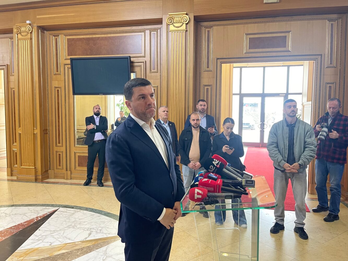 Krasniqi: Nuk mbahet shteti peng për një njeri, Albulena Haxhiu nuk kalon!