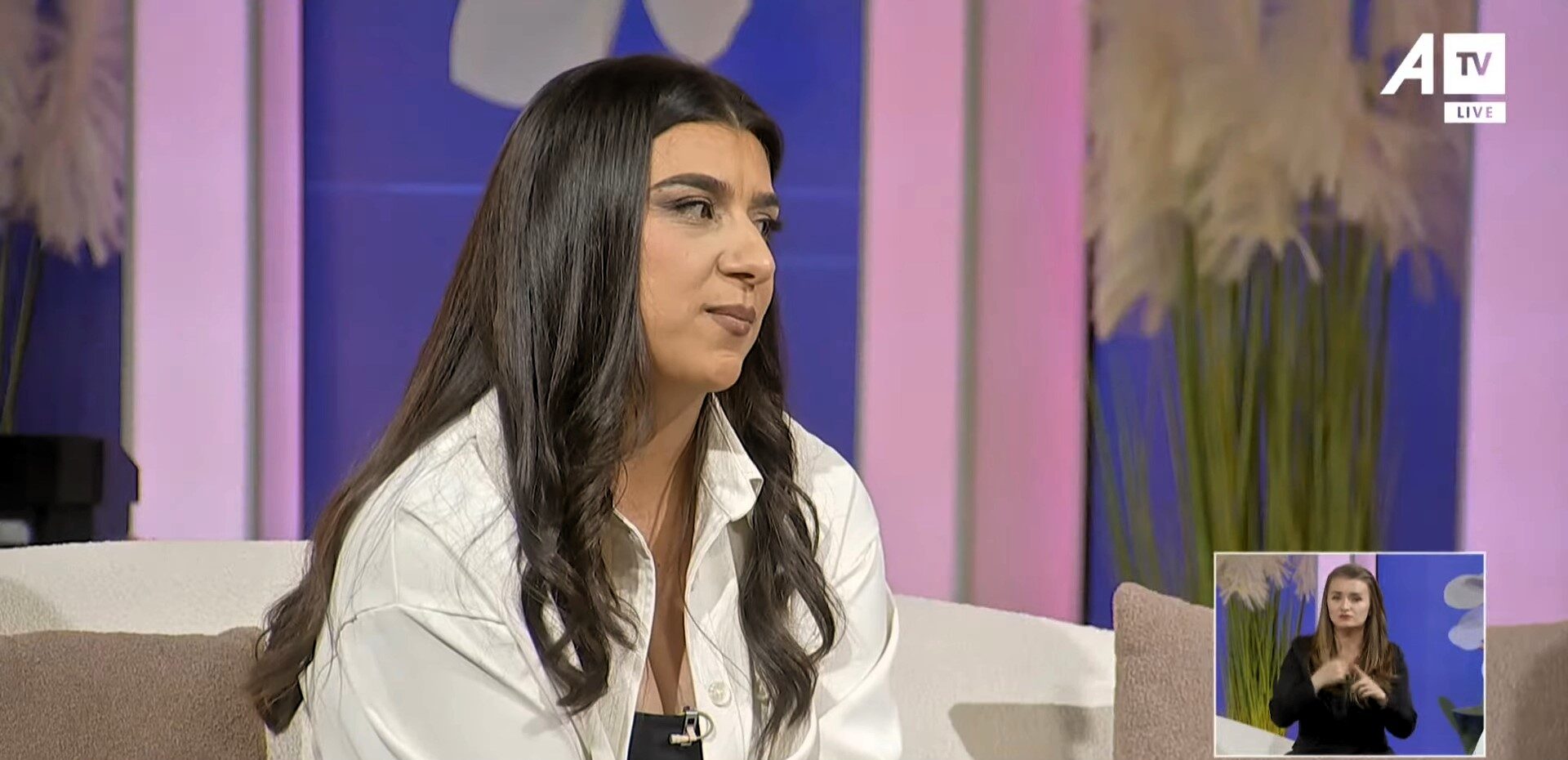 Për sytë që më kanë kuptuar pa zë, rrëfimi i vajzës që u rrit nga dy prindër të shurdhër