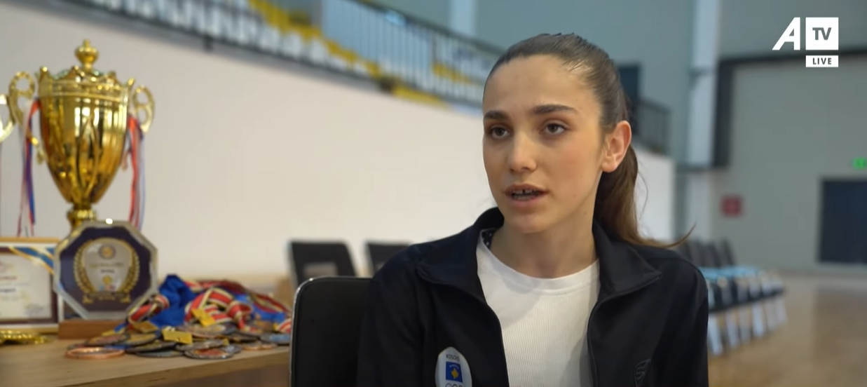 “Janë munu me ma bo bajat, pse ti çikë me u marr me sport”, 17-vjeçarja thyen rekord me 4,57metra tek kërcimet për së larti