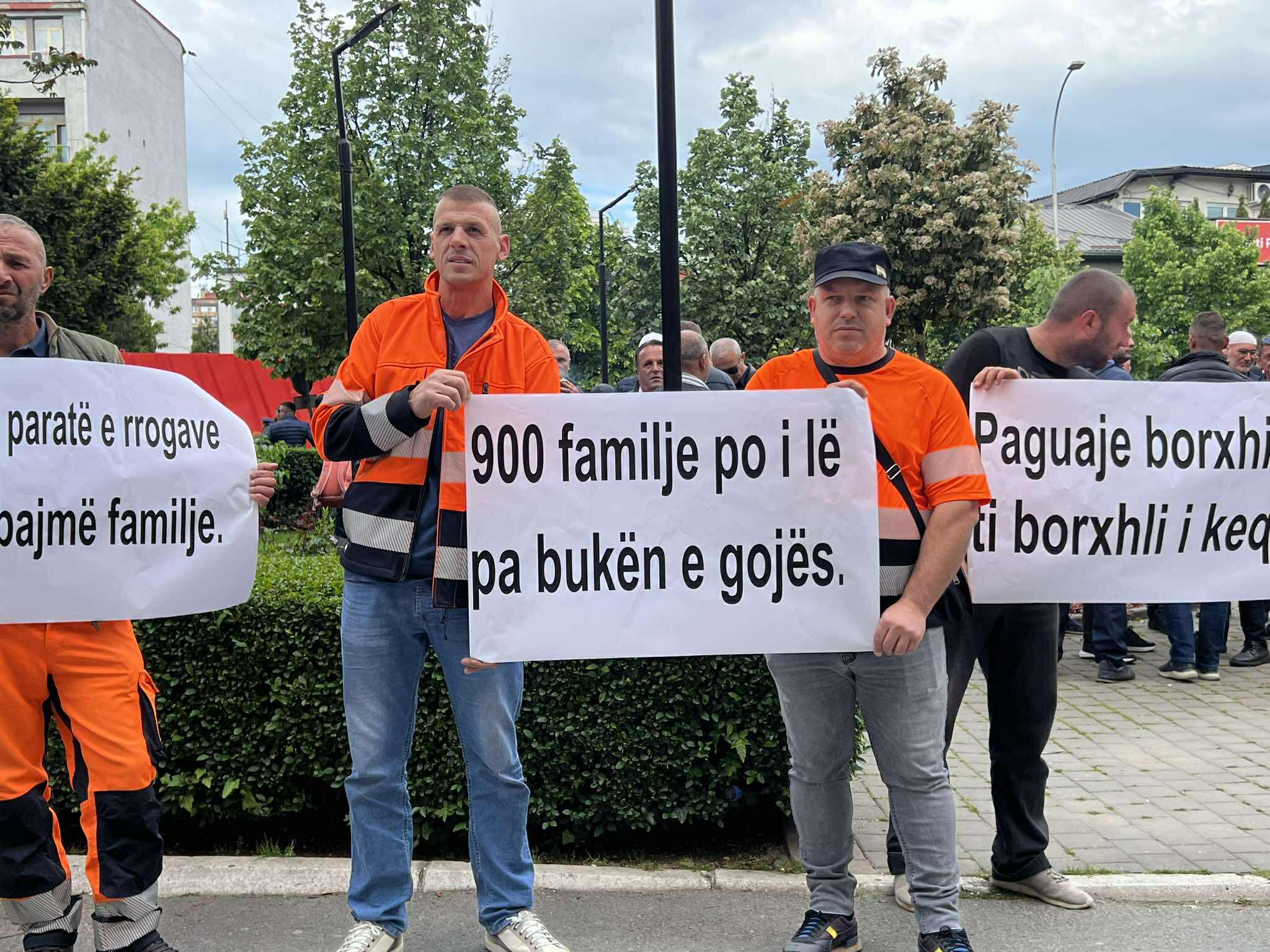 Punëtorët e “Pastrimit” protestojnë para Komunës së Prishtinës: “Paguaje borxhin ti borxhli i keq!”