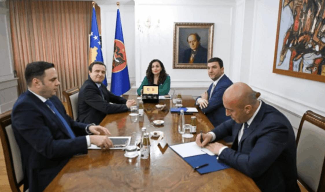 Pamje brenda takimit të krerëve të partive politike me Osmanin