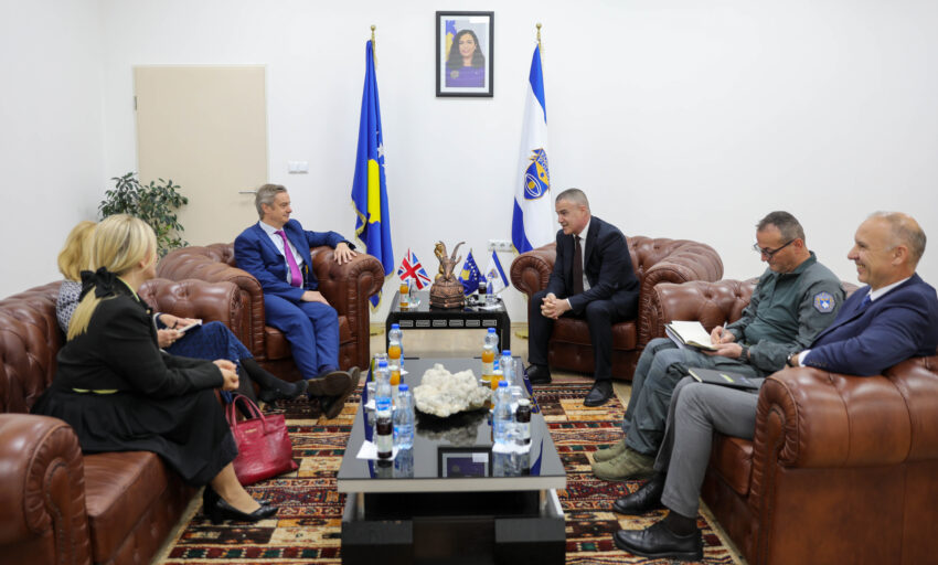 Zv.drejtori i Policisë së Kosovës takon ambasadorin britanik për forcimin e bashkëpunimit