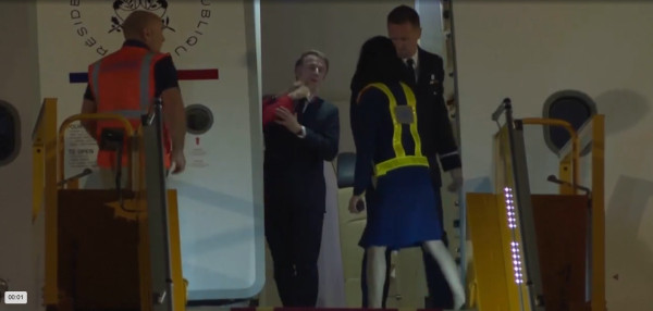​Emmanuel Macron goditet me shuplakë nga gruaja e tij, pamjet bëhen virale