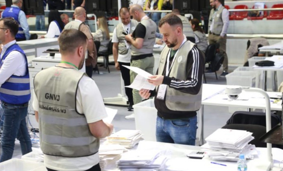 Zgjedhjet në Shqipëri/ Deri në orën 07:00, 1355 qendra votimi të numëruara, PS me 52.84 % të votave, PD 34.26%