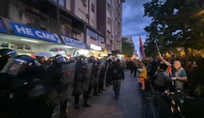 Përplasje në Novi Sad: Aktivistët e SNS sulmojnë protestuesit