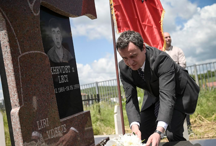 Kurti bëri homazhe në nder të Xhevdet Lecit, në 26-vjetorin e rënies së tij