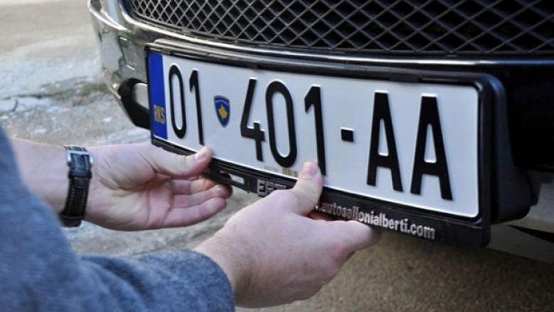 Raportoi se ia kanë vjedhur targat e veturës, policia zbulon se i janë konfiskuar në një shtet tjetër