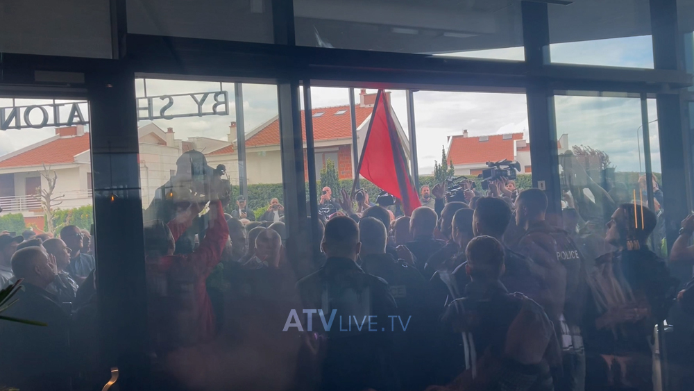 Protestuesit e OVL-UÇK-së hedhin tym të zi, shtyhet përkohësisht konferenca e Trendafilovës