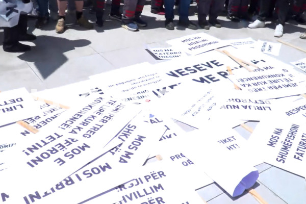 Protesta kundër ZRRE-së, bizneset kërkojnë shtyrjen e vendimit për kalimin në tregun e lirë të energjisë