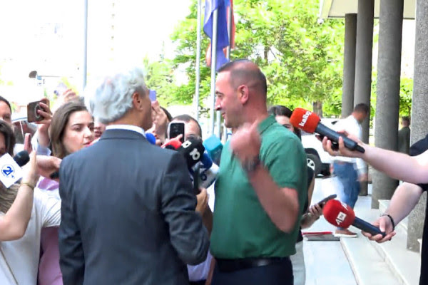 Koci proteston sërish para Kuvendit