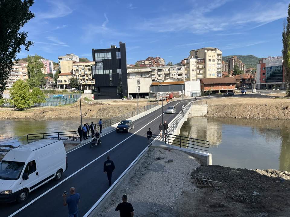 Sveçla publikon pamje të urës së re në Mitrovicë