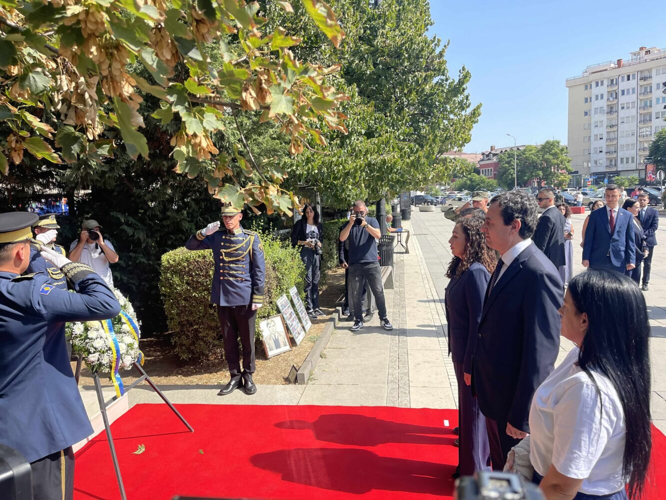 Osmani, Basha e Kurti bëjnë homazhe te Monumenti i Personave të Zhdukur