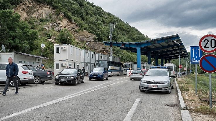 Hyrje-daljet në kufijtë e vendit, pritja deri në 15 minuta