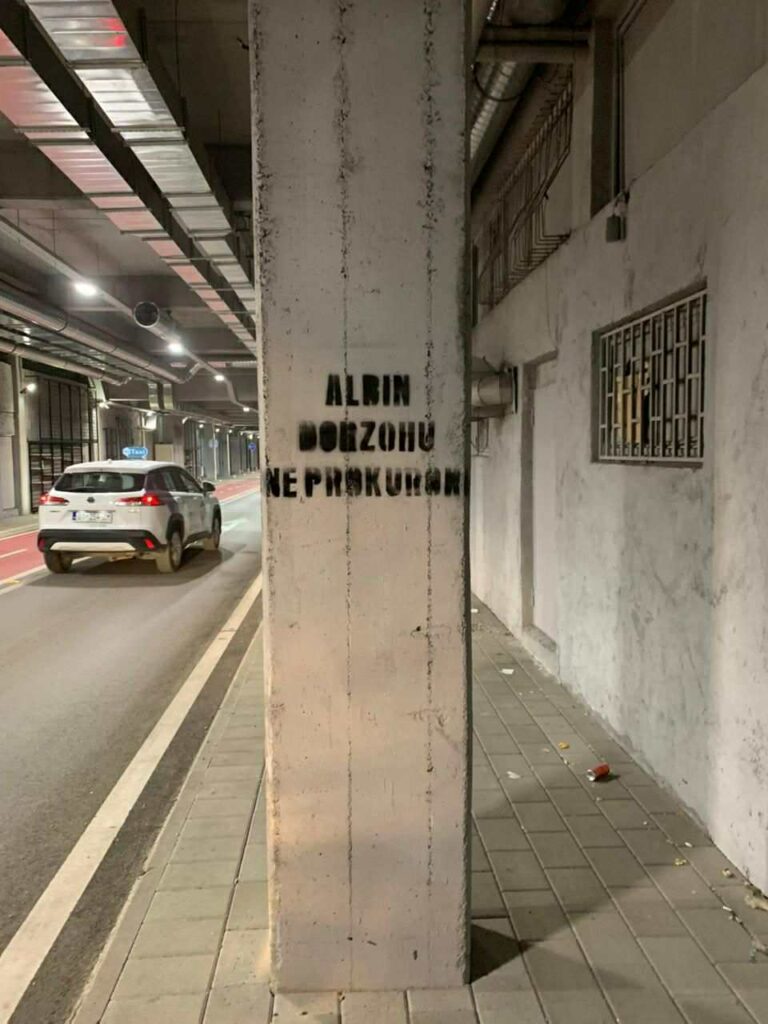 Në kryeqytet shfaqen grafite “Albin dorëzohu në Prokurori”