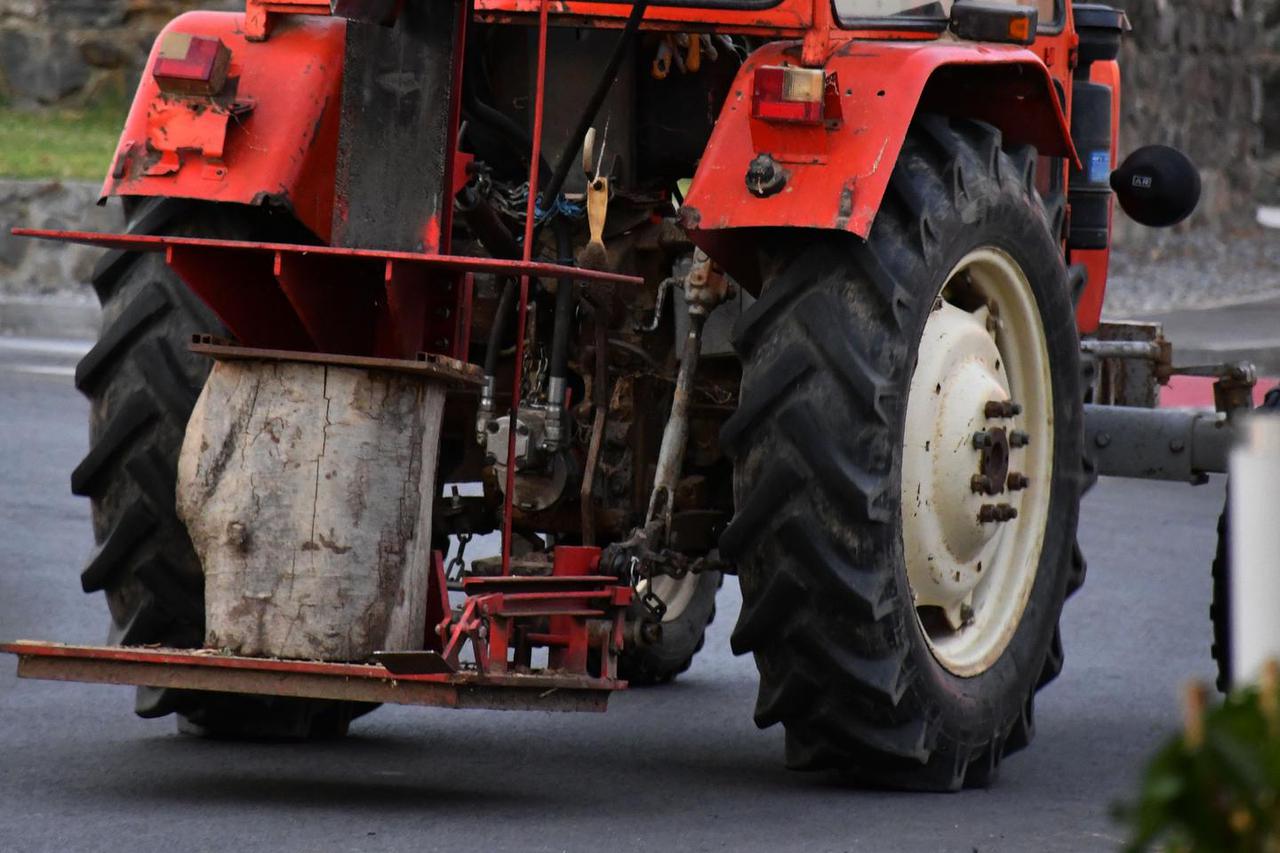 Vdes një person në Lipjan, u godit aksidentalisht nga traktori