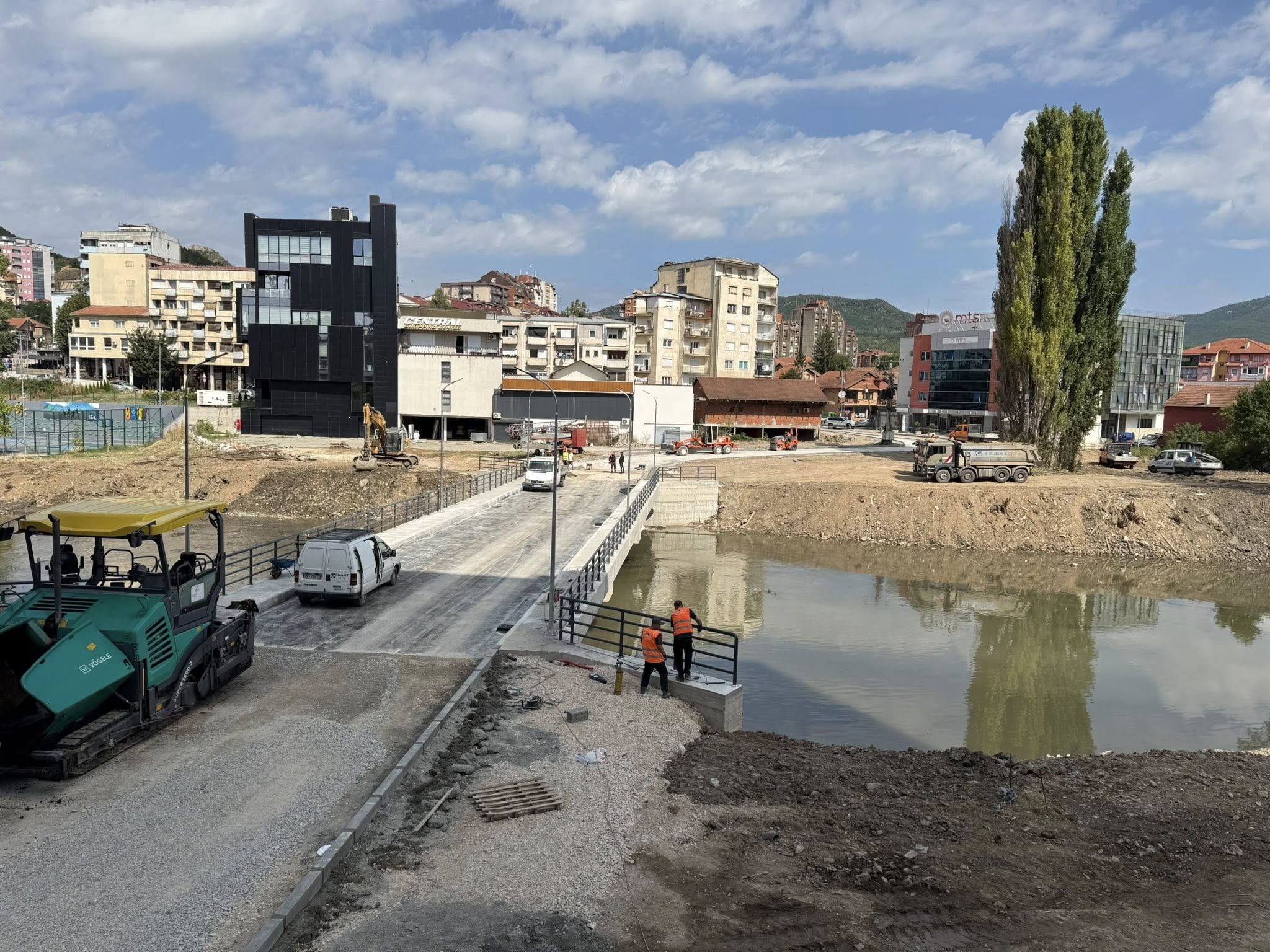 Durmishi: Pas 54 ditësh punë, nis asfaltimi i urës së re mbi lumin Ibër