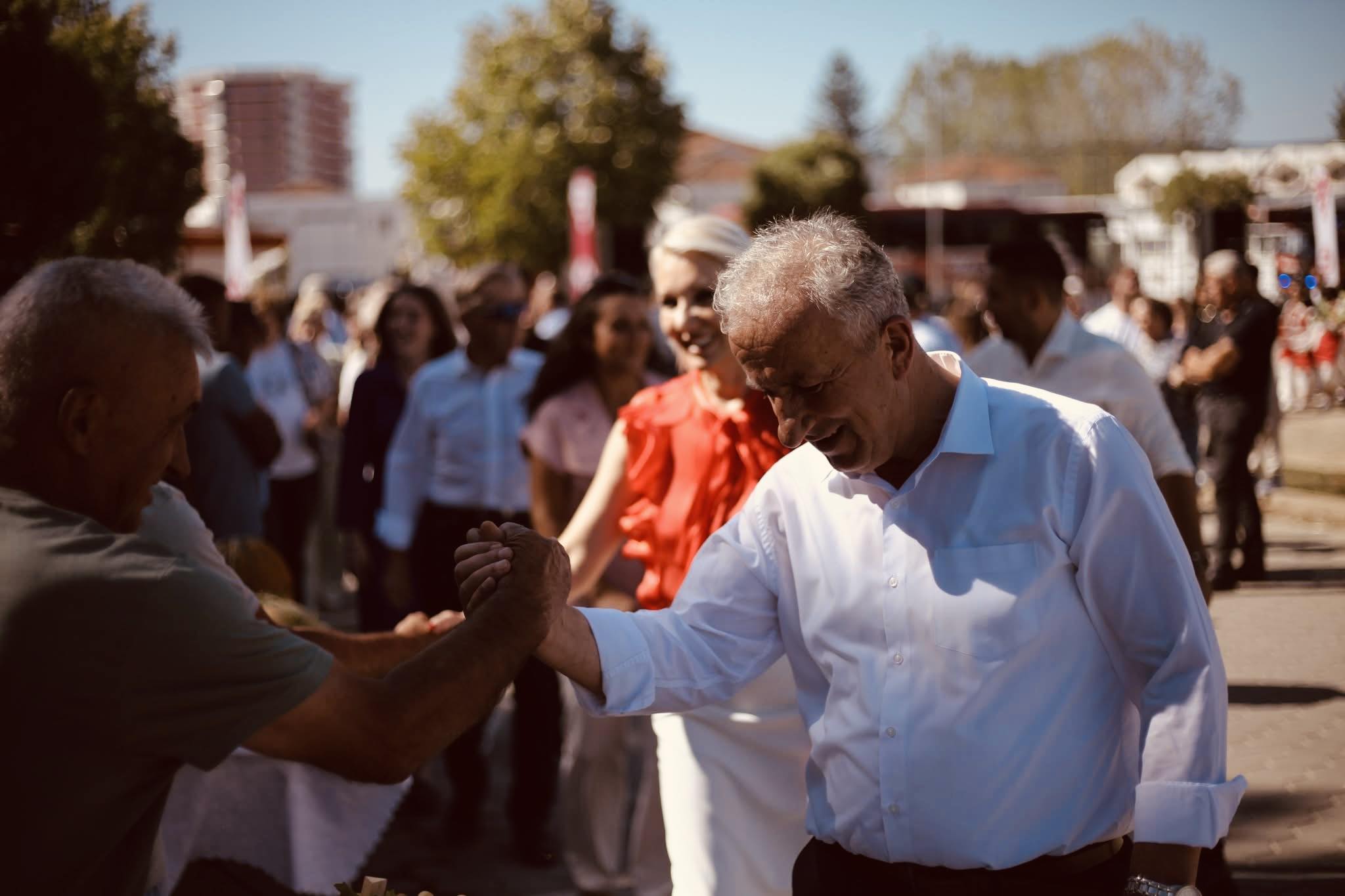 Kandidatët e AAK-së kërkojnë votën e qytetarëve në komunat ku kandidojnë
