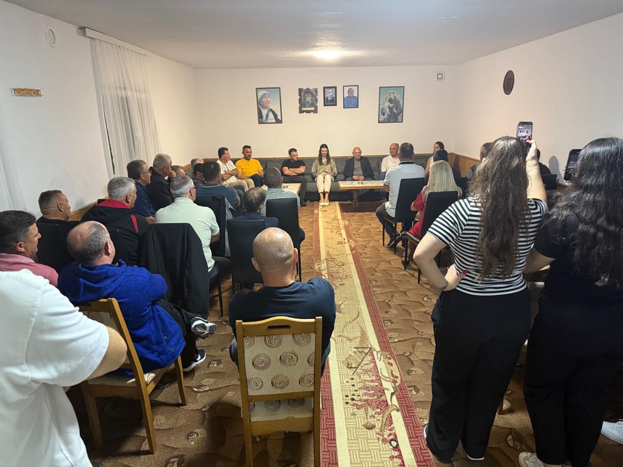 Kandidatët e AAK-së kërkojnë votë nga qytetarët për zgjedhjet lokale të 12 tetorit